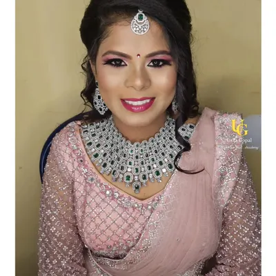 Shruthi chose a soft glam look for her reception. The pink eyeshadow and diamond jewellery created such an amazing and modern bridal style.