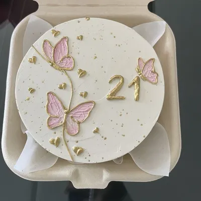 This custom bento cake was designed for a special 21st birthday celebration. We love creating delicate and personal designs like these pink butterflies with gold accents on a vanilla cream base to make your milestone moments unforgettable.