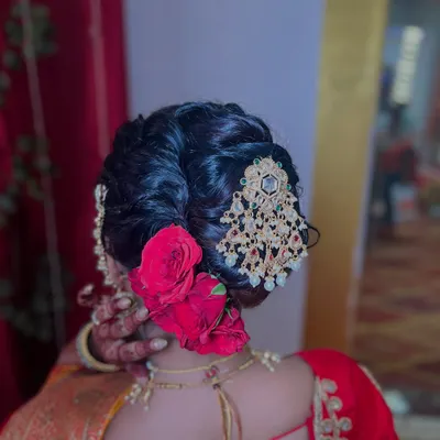 A classic bridal khopa featuring fresh red roses and an ornate passa. I teach how to balance the placement of heavy jewelry with delicate florals for a picture-perfect finish.