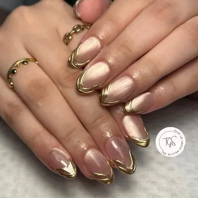 A gorgeous set perfect for Diwali. These nails feature a shimmering cat-eye base with a hand-sculpted gold chrome border, looking like little jewels on your fingertips.