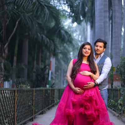 A lovely outdoor maternity portrait of an expecting couple. The natural greenery and soft light provide a perfect backdrop for celebrating this new chapter.