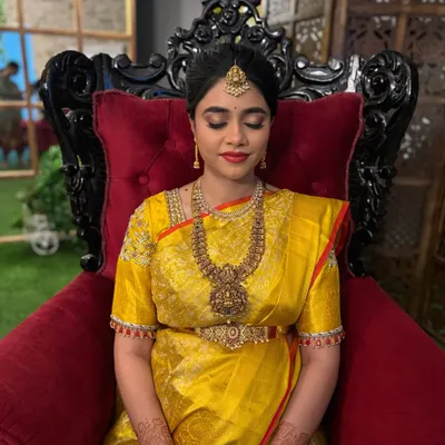 My beautiful bride glowing at her baby shower function. She wanted a classic look with bold red lips and is wearing a traditional temple jewellery set.