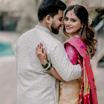 A quiet moment of connection. We focus on creating a relaxed atmosphere where your natural bond shines through, resulting in timeless and authentic couple portraits.