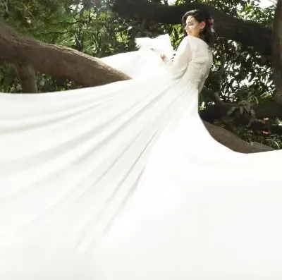 Live your fairytale dream with this magnificent white trail gown. The incredibly long trail creates a stunning visual, perfect for a pre-wedding or fashion photoshoot.