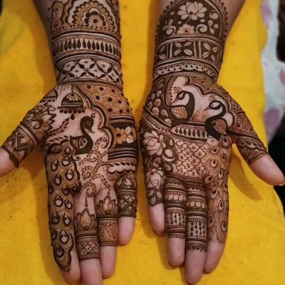 A beautiful peacock design on the palms. The peacock is a symbol of grace and beauty, making it a perfect motif for bridal mehandi.