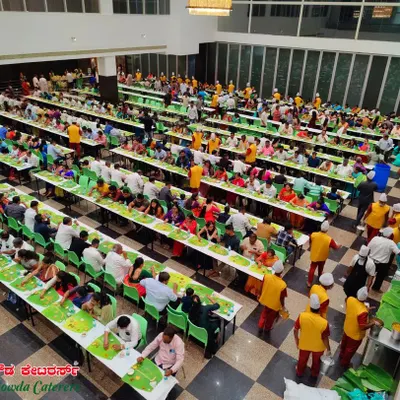 An overhead view of a large wedding feast we catered. Our team is trained to serve hundreds of guests at once, ensuring everyone gets hot and fresh food without any delay.