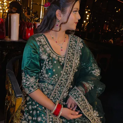 A beautiful party makeup look featuring an elegant emerald green sharara set. The makeup is soft and neutral, with nude tones on the eyes and lips to let the outfit shine.