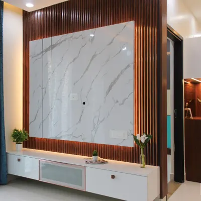 This TV unit combines a luxurious white marble-finish panel with the warmth of vertical wood fluting. The hidden backlighting adds depth and makes the unit a stunning feature wall.