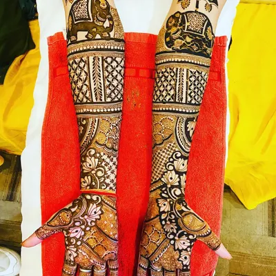 A full bridal mehndi design featuring majestic elephants on the forearms. In my advanced course, we focus on creating large-scale, symmetrical designs that are balanced and packed with detail.
