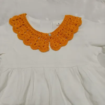 I made this saffron-colored lacy collar for my daughter to wear for a school event. Paired with a simple white dress, it creates a beautiful and patriotic look.