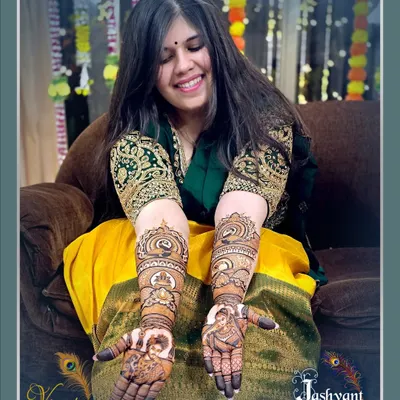 The beautiful bride Ujala, all smiles as she shows off her full bridal mehndi. Her happiness is what makes our work so fulfilling.