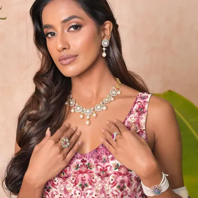 I envisioned a festive look for dusky skin that feels light yet luxe. With a glowing base, understated glam on the eyes, and radiant highlights, this look celebrates the festive season in the most effortless way.