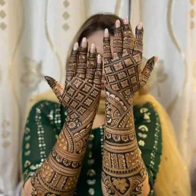 This back hand design features a classic diamond jaali (net) pattern that is very popular with brides. It is complemented by thick, ornate bands on the wrist and forearm.
