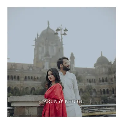 A classic portrait with the iconic Chhatrapati Shivaji Maharaj Terminus in the background. This shot blends the couple's story with the timeless architecture of Old Bombay.