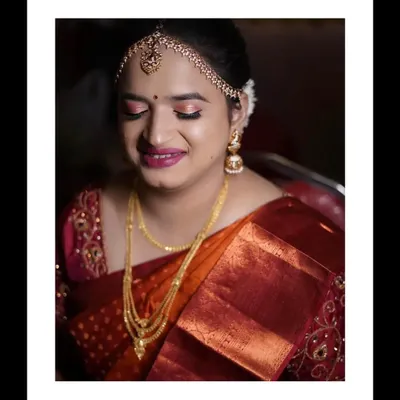 While the bridal jada adorns the back, the look is completed with a matching maangtika at the front. This image shows how the full set of hair accessories frames the face beautifully.