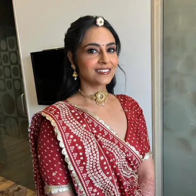 For her engagement, this bride looked stunning in a traditional bandhani lehenga. We kept the makeup soft and fresh, letting her freckles show through, with defined, shimmery eyes and glossy lips.