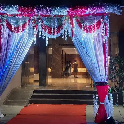 A grand entrance for an evening event at Pyramid Element. The red carpet, illuminated drapes, and floral arrangements create a luxurious welcome.