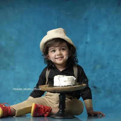 A happy first birthday to this little one. A cake smash session is the perfect way to capture their personality, complete with a little frosting on the nose.