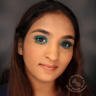 A direct, full-face view of my modern Twiggy-inspired makeup. Notice how the sharp graphic eyeliner and carefully placed lower lashes open up the eyes, capturing the iconic 1960s mod aesthetic while feeling fresh and contemporary.