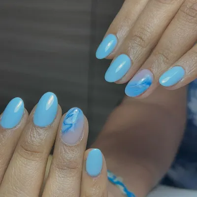 A beautiful sky blue set with a delicate marble accent nail. It's giving ocean vibes.