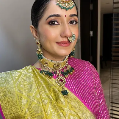 For Archi, we embraced simplicity with this beautiful Gujarati-style look. The makeup is clean and minimal, with a defined eye and a traditional bindi, perfectly complementing her vibrant silk saree.