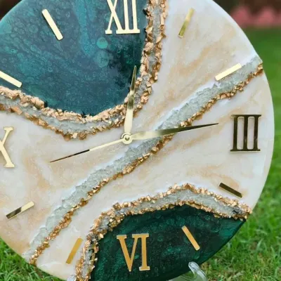 A stunning geode-style resin clock in green and white with gold accents and classic Roman numerals. This is a popular design that you can learn to make in our beginner-friendly classes.