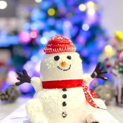 Building a snowman has never been this delicious. This adorable snowman cake, complete with a red knitted hat and scarf, is a fun and festive centerpiece for your Christmas table.