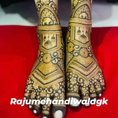A stunning full-coverage foot mehendi. The design is intricate and matches the grandeur of a bridal hand mehendi, with jharokhas and floral patterns.