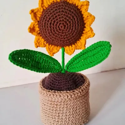 After seeing how much everyone loved my crochet sunflowers, I decided to launch this version in a pot. It's a great gifting option and is the perfect size for a car dashboard or office desk.