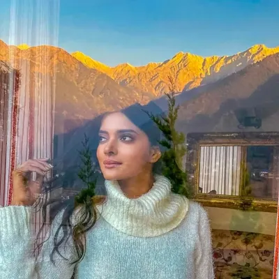 This is the perfect example of a 'no-makeup' makeup look. Set against a beautiful mountain backdrop, the makeup is minimal, focusing on healthy skin and a hint of colour for a natural, glowing finish.