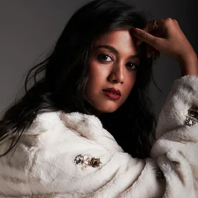 Styled for an effortless, glam shoot. This look is all about free-flowing hair that celebrates freedom and bold beauty.