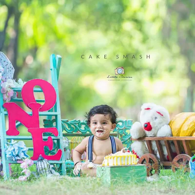 This is the pure, unfiltered joy of a first birthday. My outdoor cake smash sessions are all about letting your baby have fun and make a glorious mess while I capture every happy moment.