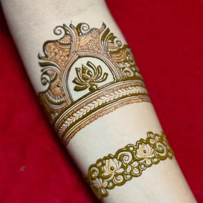 We begin this forearm piece by outlining the main elements. Here, you can see the initial framework for the dome and lotus motif, establishing the core structure of the design.