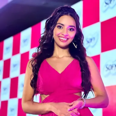 A vibrant and glamorous look for an event host. The bright pink lip and soft, wavy hair were designed to match the fun, energetic atmosphere of the brand activation for Sofy.