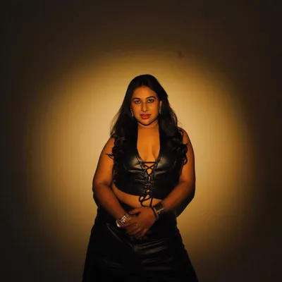 In the spotlight. This look is all about that dark, edgy, and powerful vibe. As an artist, I love expressing different sides of my personality through my style.