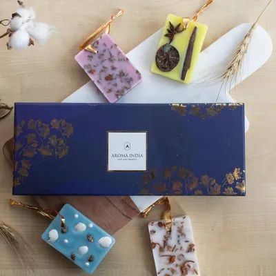 Our scented wax tablets are a pleasure for the senses. Made from soy wax and essential oils, and decorated with botanicals, they delicately perfume your closets and drawers with scents that transport you to a perfect summer day.