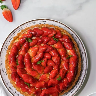 Our magnificent 9-inch strawberry tart, a true showstopper. Made with a crisp pastry shell, vanilla crème pâtissière, and a spiral of fresh Mahabaleshwar strawberries, it's perfect for any celebration.