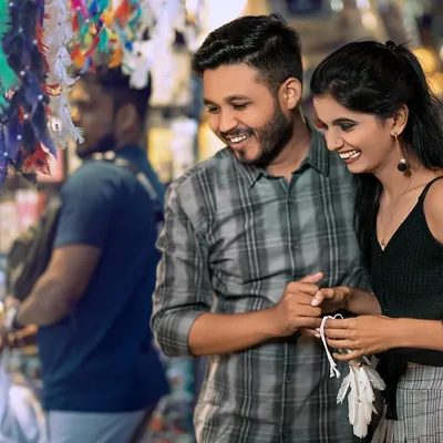 That priceless laugh while shopping in the local market. I love capturing these spontaneous moments of joy. It’s the real, unscripted masti that makes your love story unique.