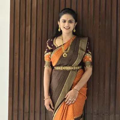 Our lovely client flaunting her pure Mysore crepe silk saree. The orange and brown combination with the traditional border looks so elegant on her. Thank you for the pictures.