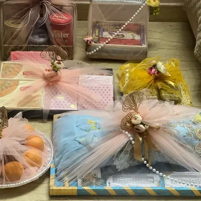 An overview of a complete trousseau packing project. I arrange everything from clothing and fruit trays to smaller gift boxes, using a consistent theme with pink net and pearl strings for a cohesive and elegant look.