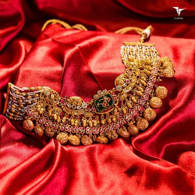 A masterpiece of intricate detail, this antique gold necklace adds a touch of elegance to any outfit. The craftsmanship in the pendants and beads showcases the beauty of traditional design.