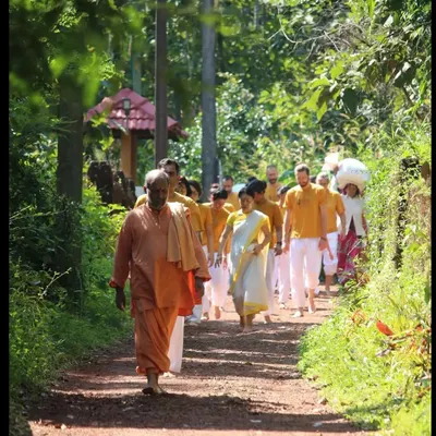 Students from our Level 1 Teacher Training Course walk together through the ashram grounds. This course is a profound personal experience, building a firm foundation of inner discipline.