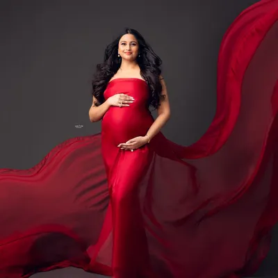 This stunning red fabric shot shows how to create a classic, powerful maternity portrait. You'll learn my fabric tossing and lighting techniques for a dramatic effect.