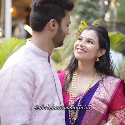 A classic engagement look for Aishwarya, captured in a candid moment with her partner. Her natural beauty is enhanced with soft makeup and a traditional Paithani saree.