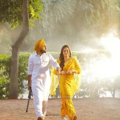 A beautiful still from 'Khabi Seat' featuring Ammy Virk and Sweetaj Brar. I chose this classic yellow salwar suit to create a timeless and romantic Punjabi look that perfectly complemented the song's earthy and heartfelt vibe.