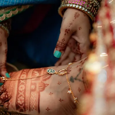 A close-up of the beautiful, dark henna stain on the feet of TV star Roopali Tyagi. This is the result of pure, natural henna and proper aftercare.