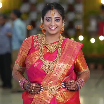 This is the look of pure happiness on a bride's big day. For this classic South Indian muhurtham, we focused on creating a radiant, glowing base with HD makeup that feels light and looks flawless, paired with traditional gold jewelry and a perfectly draped Kanjeevaram saree.