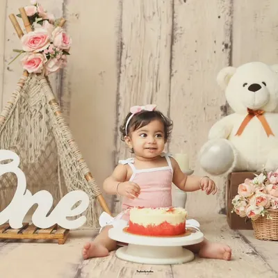 A perfect setup for a first birthday cakesmash. This boho-themed scene includes a miniature teepee, a teddy bear, and the 'One' sign, ready for the birthday girl.