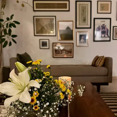 Evenings at home are my favorite. A simple bouquet of flowers, a gallery wall of memories, and warm lighting. Can you tell yellow is my fav color?