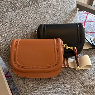 The Noble Leather Square Bag shown in both brown and black. This side-by-side comparison helps you appreciate the classic design and choose your preferred colour.